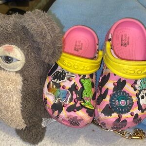 Girls pink camo print crocs w/ croc charms 🩷